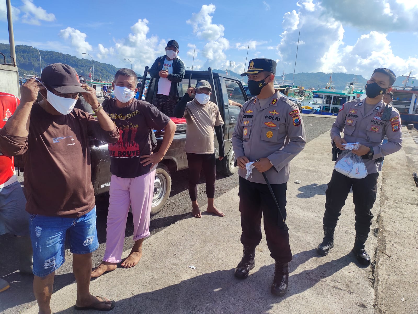 kapolres Bitung bagi masker